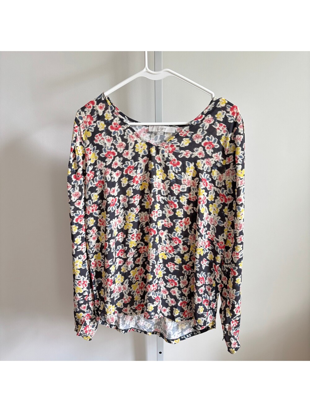Loft EUC Women's Gray Floral V-Neck Long Sleeve Blouse Size L